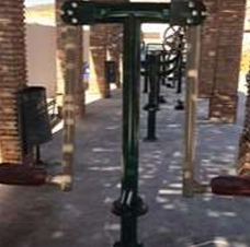 Máquina de ejercicio al aire libre tipo prensa con dos asientos enfrentados