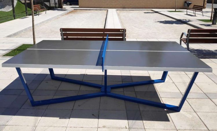 Mesa de tenis de hormigón para exteriores con red central y patas en forma de Y invertida