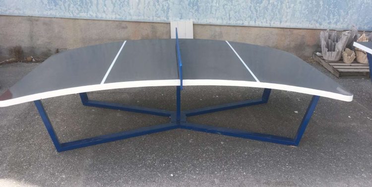 Mesa de futtoc con superficie curva y red central para juego de fútbol-tenis de mesa
